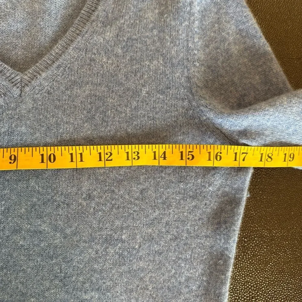Adrienne Vittadini V-neck Light Blue Cashmere Knit size small